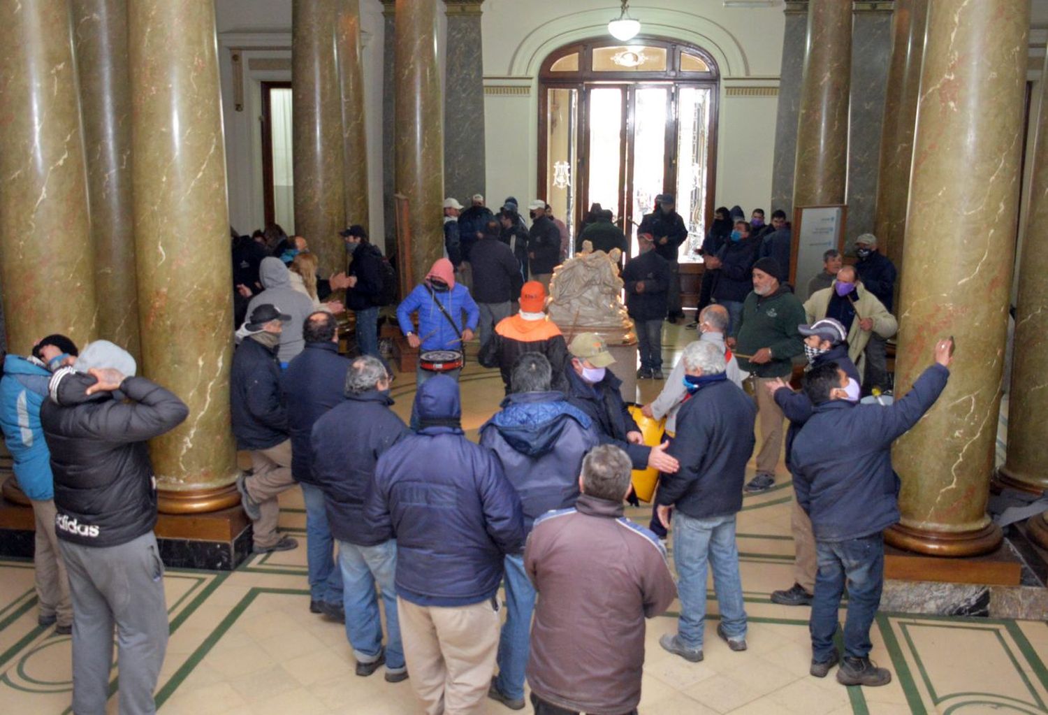 Trabajadores municipales inician un paro desde las 6 para pedir igualdad de condiciones con recolectores