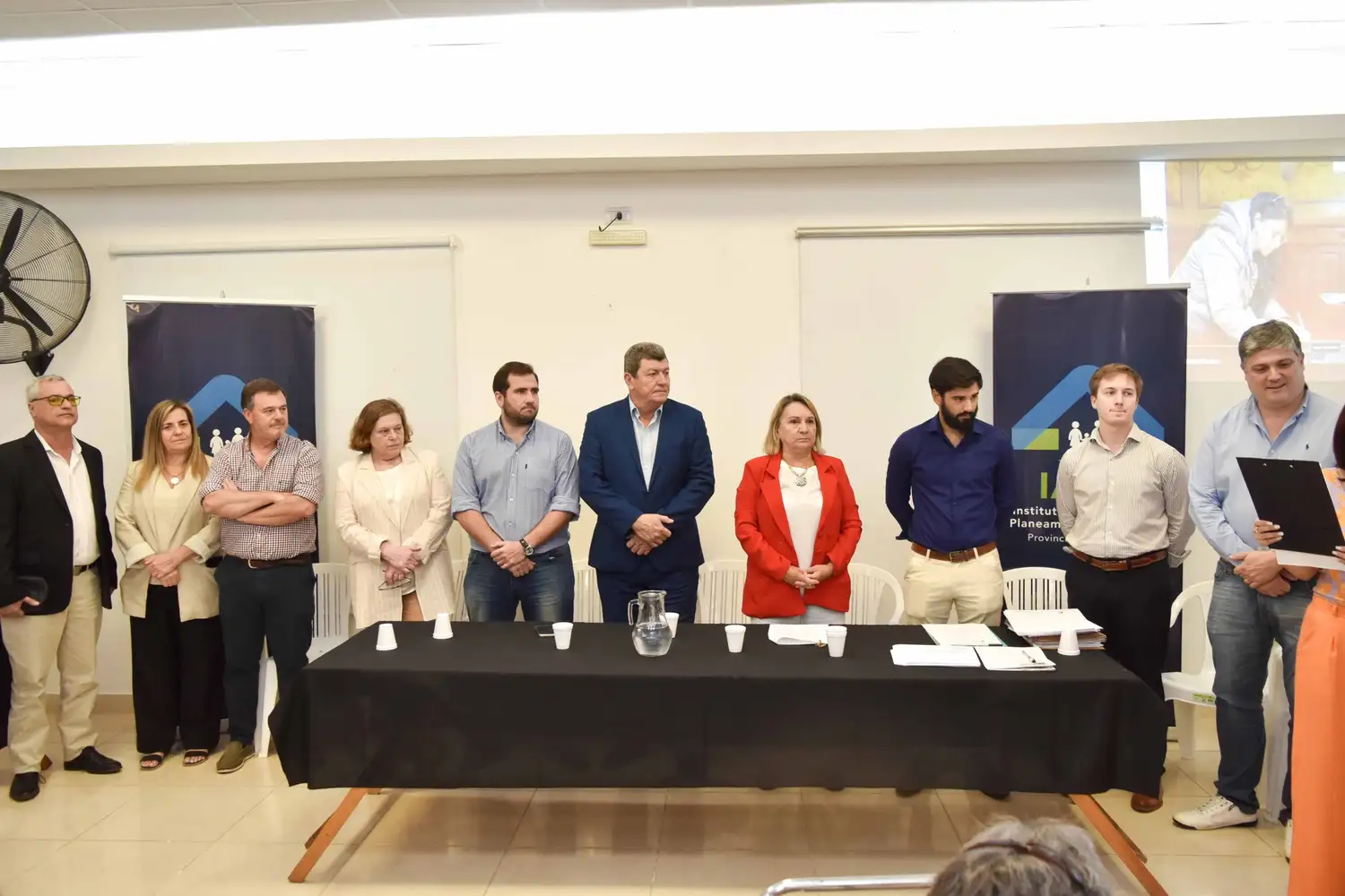 Autoridades locales, provinciales y nacionales.