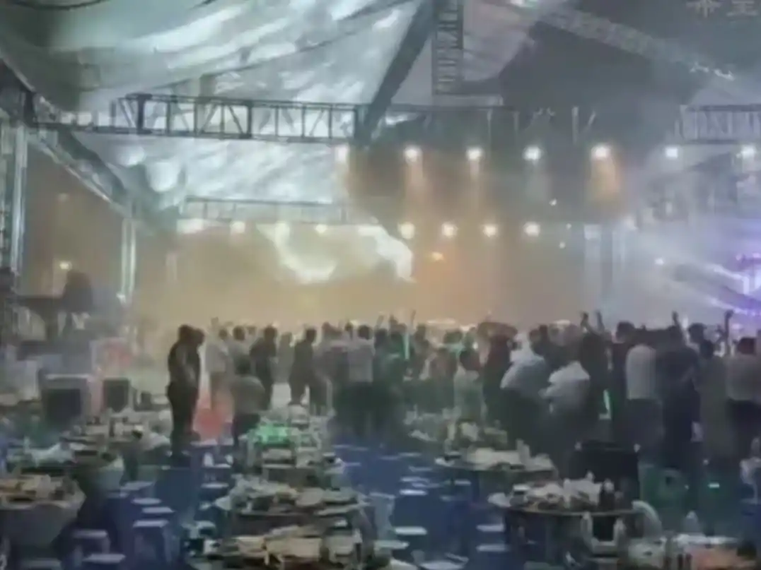 Había más de 2000 personas en el evento cuando la estructura cedió y cayó sobre los espectadores.