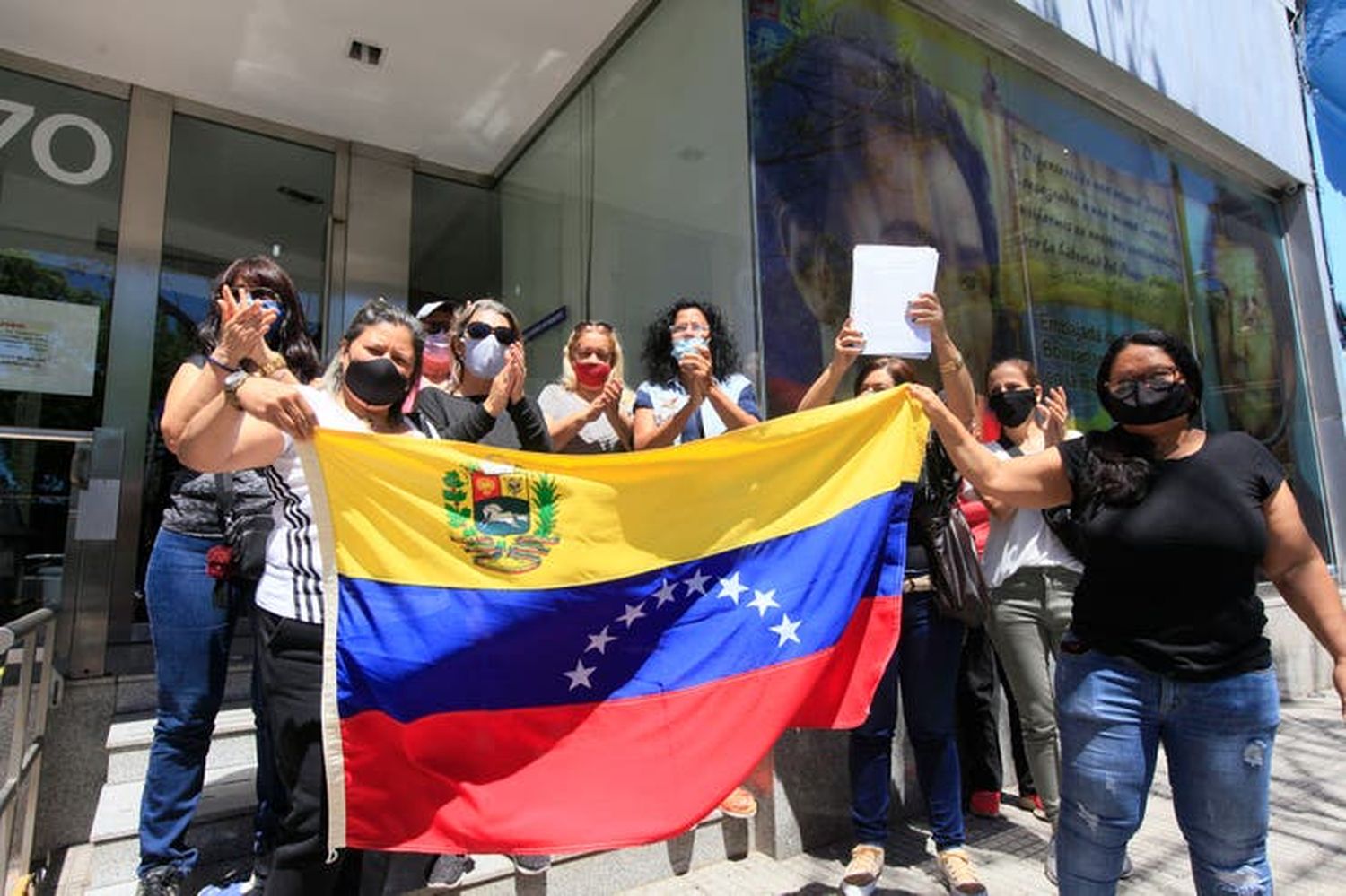 «Mi marido no lo soportó y murió: venezolanos varados en Argentina claman por vuelos de repatriación