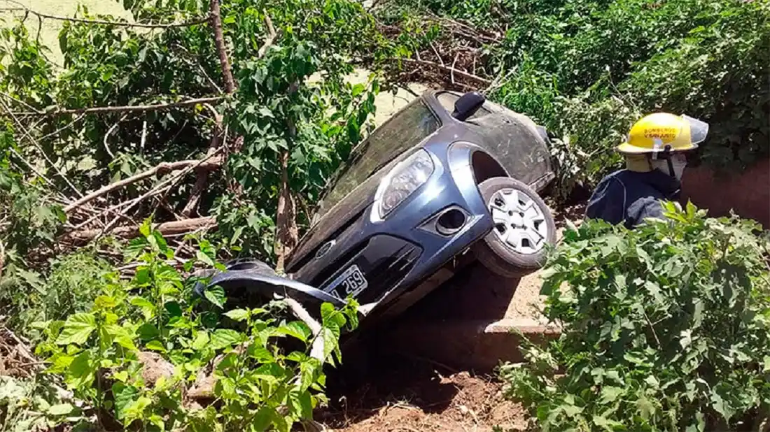 Perdió el control de su auto y cayó al pozo de una alcantarilla: lo rescataron con una grua