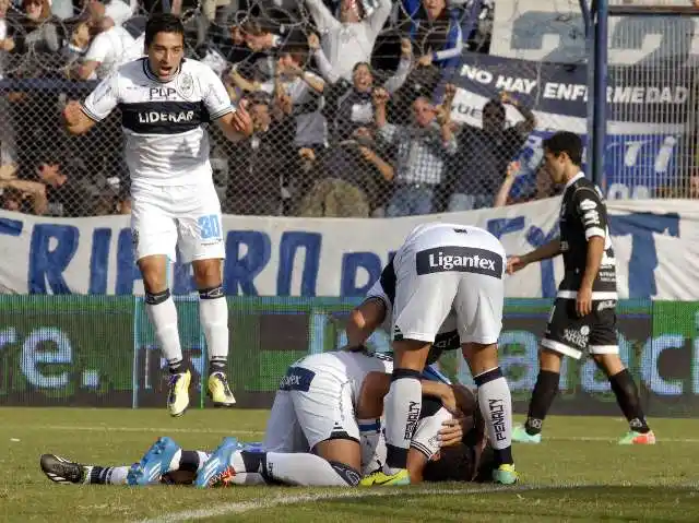 Con una chilena de Licht, Gimnasia ganó y es puntero junto a River