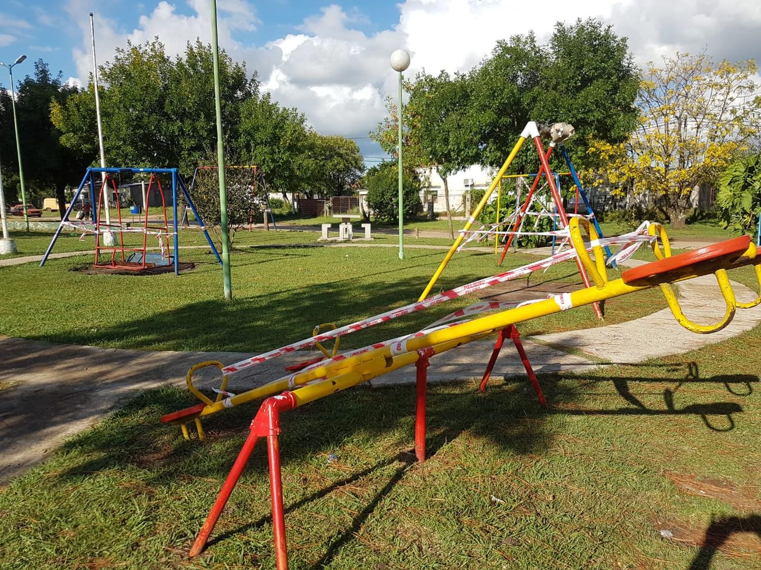 Se inhabilitaron las plazas, los juegos deportivos y los baños públicos en la ciudad