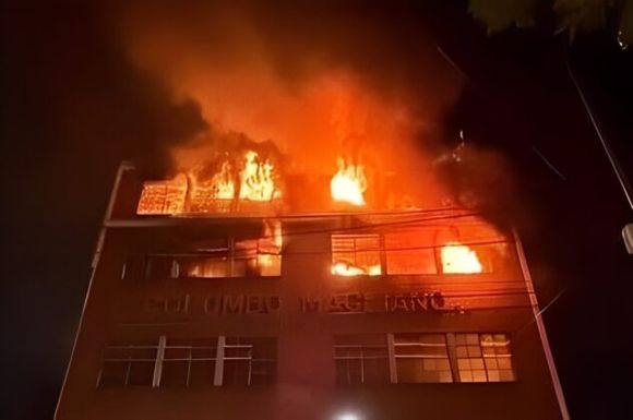 Un voraz incendió destruyó un depósito en Avellaneda lindero a un complejo de edificios