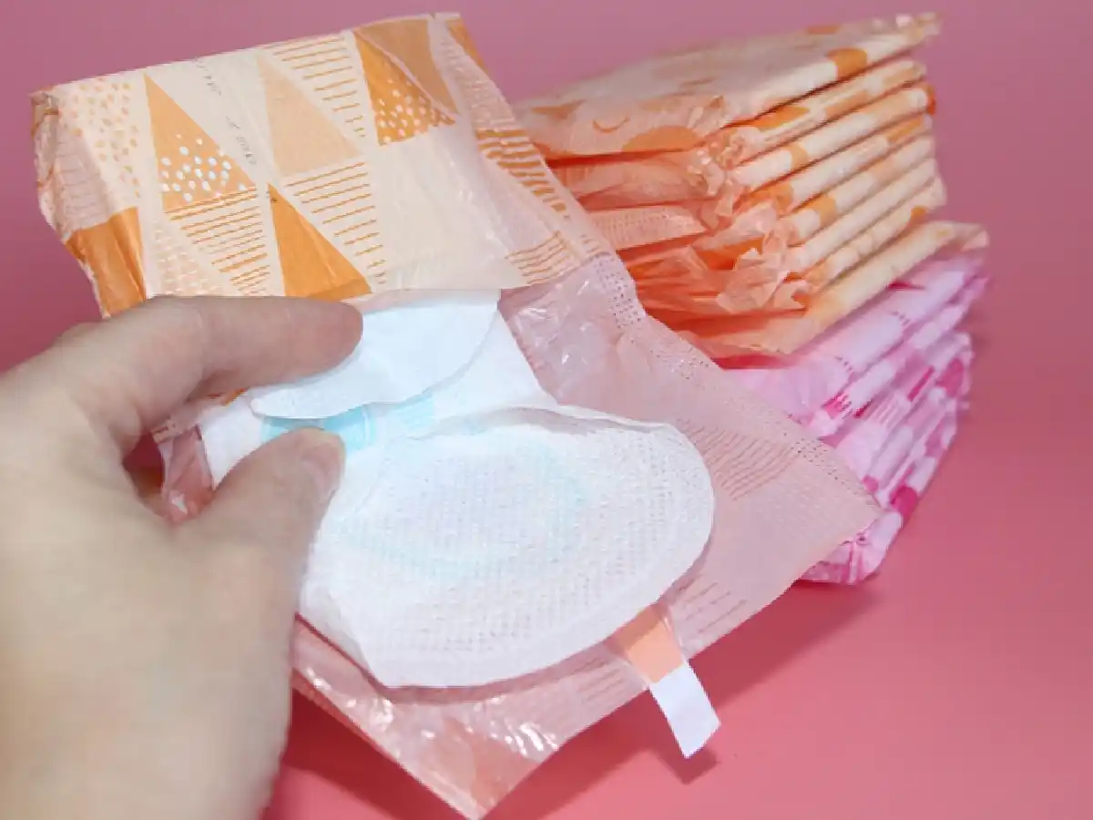 Francia anunció que las toallas higiénicas serán gratuitas para las estudiantes