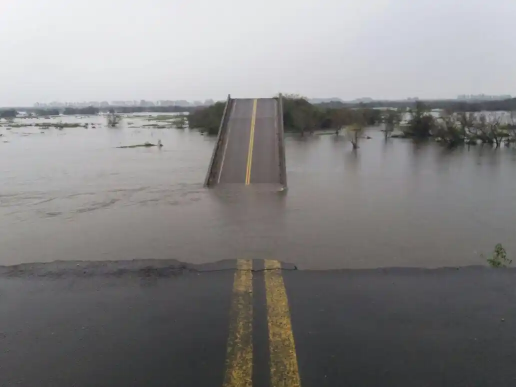 Cayó una camioneta al arroyo Guazú, donde se derrumbó el puente que une Goya y Esquina