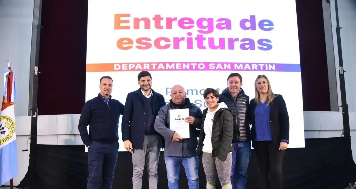 Pullaro, junto a Enrico, entregaron este viernes 22 viviendas en San Martín de las Escobas y 12 escrituras en Piamonte, María Susana, Castelar y El Trébol.