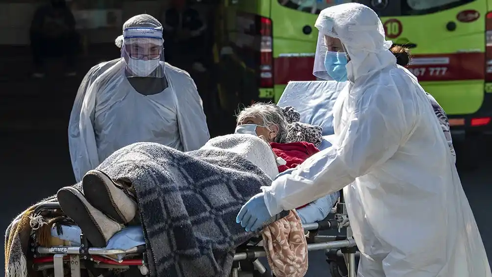 Chile alcanza un récord de muertes y contagios y extiende la cuarentena