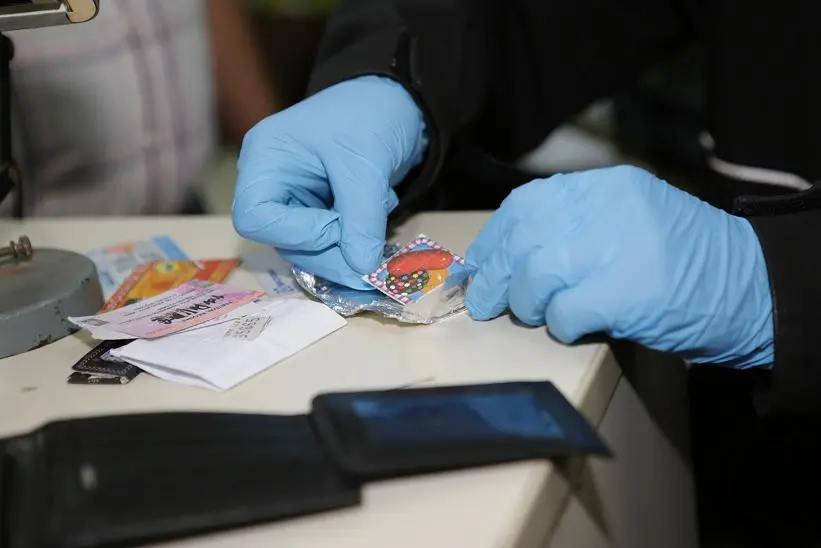 La AFIP detectó droga oculta en stickers de Candy Crush