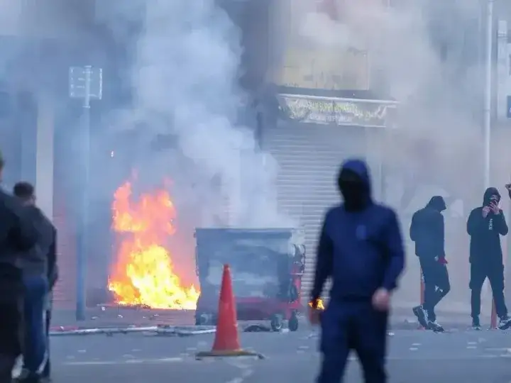 Ola de protestas en Belfast tras el apuñalamiento de un hombre
