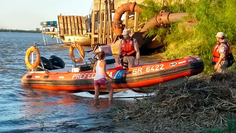 Rescataron a dos mujeres que se dieron vuelta campana con su kayak en el Paraná
