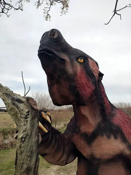 Escultura en el camino de sirga de Lobería