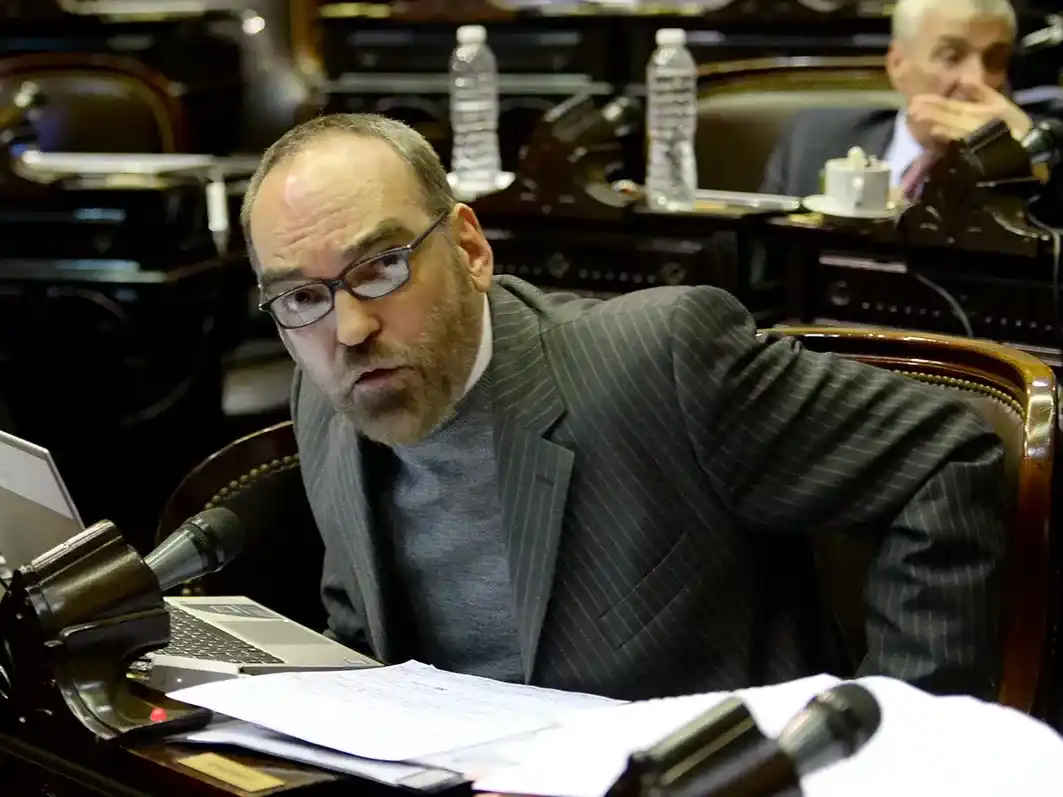 En el decreto se destaca que el doble nombramiento de Iglesias apunta a un "ahorro genuino del gasto público”.