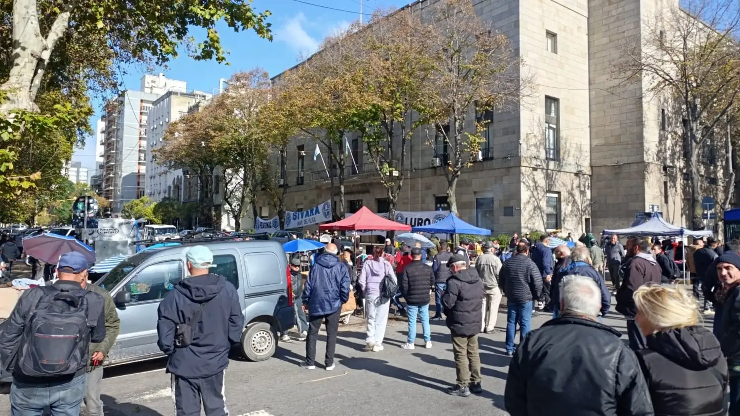 Feriantes sin trabajo hace 11 días protestan frente a la Municipalidad: "Hay gente que no tiene para pagar el alquiler"
