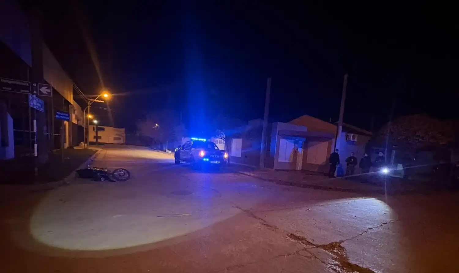 El joven estaba inconsciente con lesiones en la cabeza y piernas.