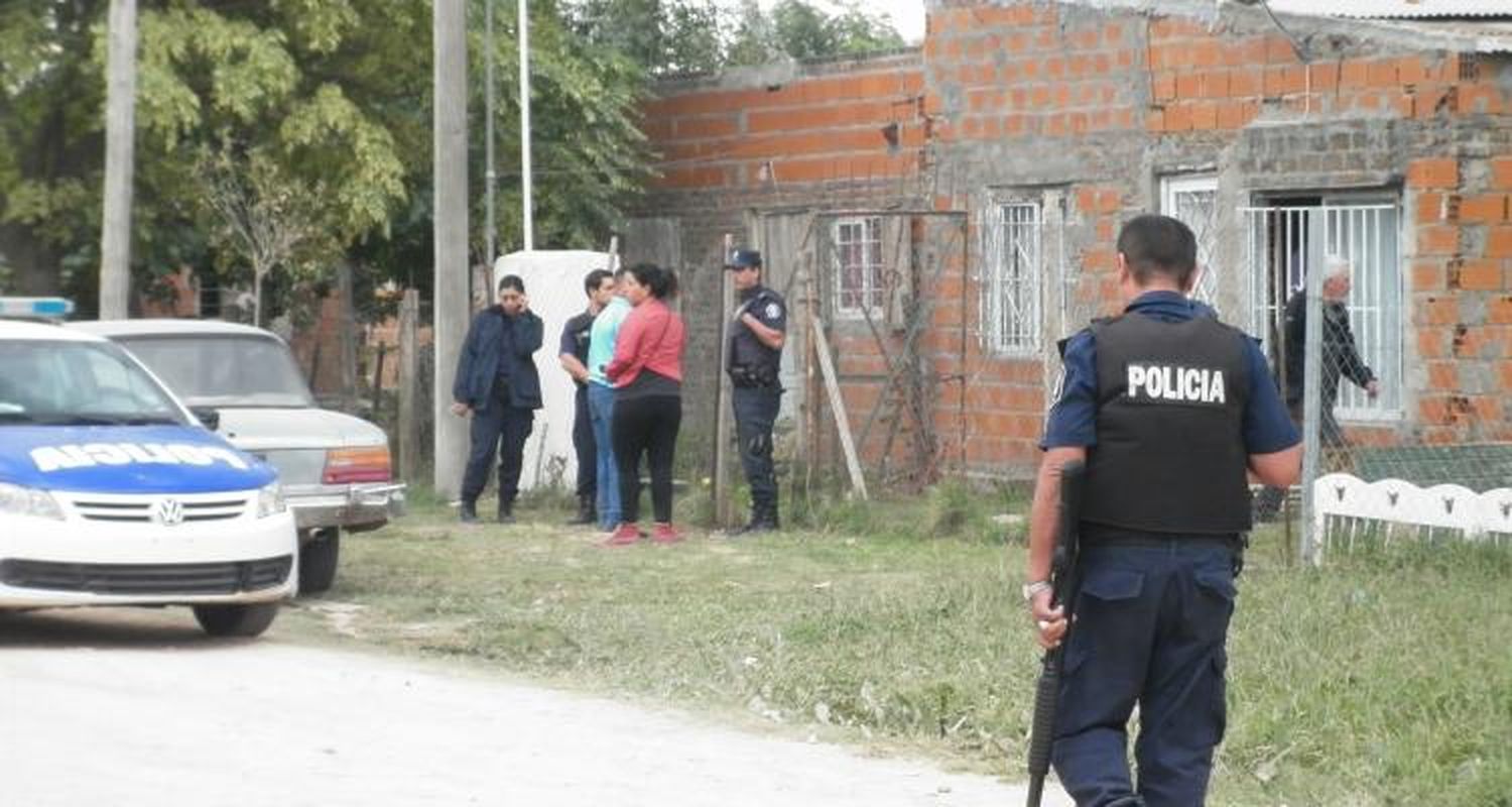Resisten desalojo y amenazan con prender fuego la casa