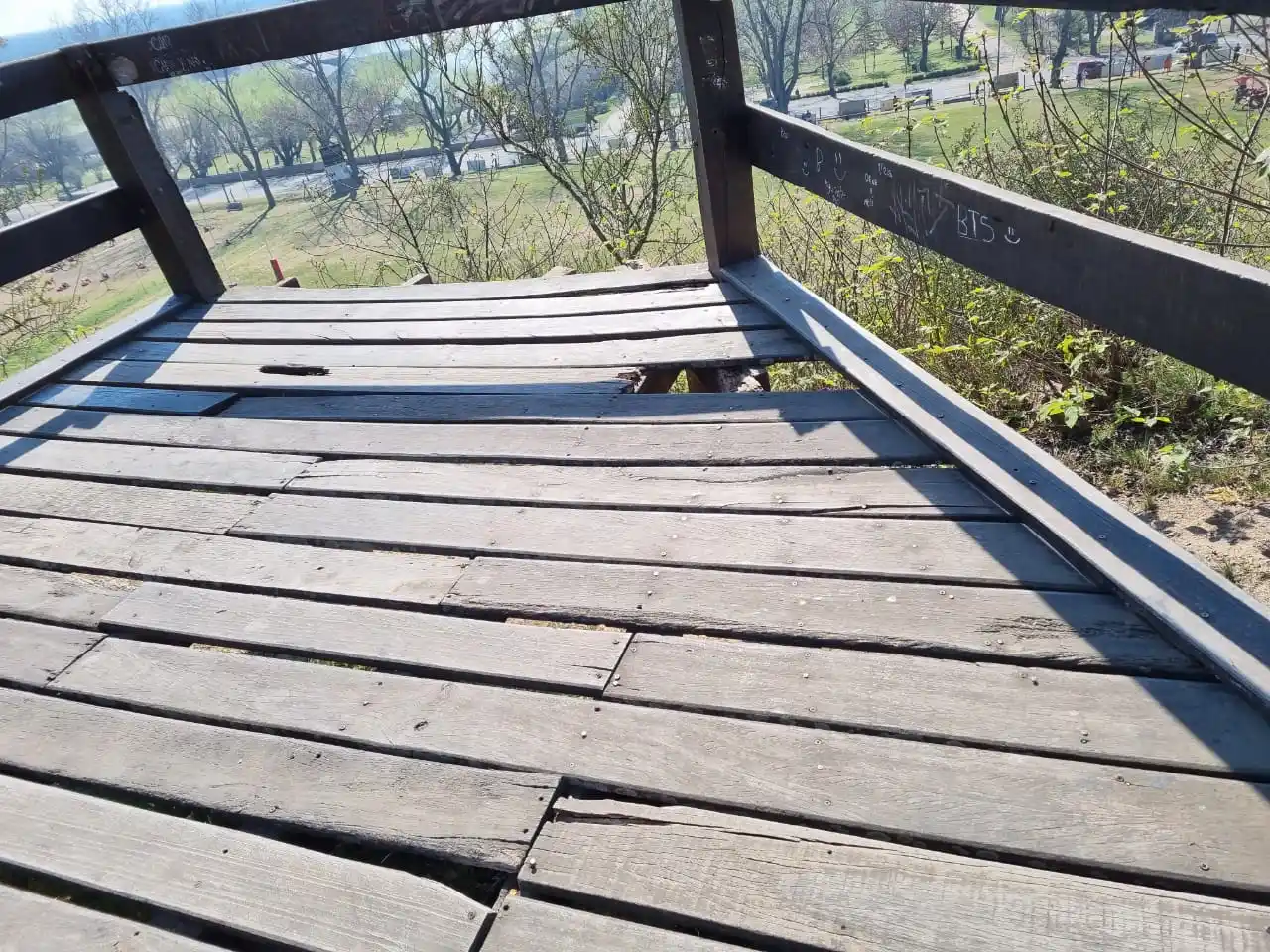 #Reporte piso de mirador roto