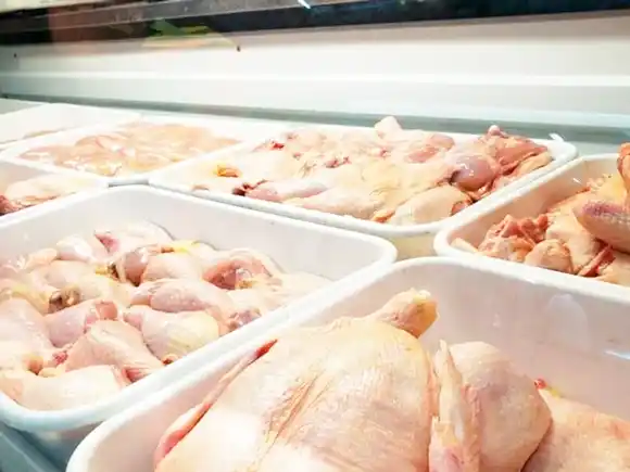 La sobreoferta de pollo por el cierre de las exportaciones baja los precios y dispara el consumo