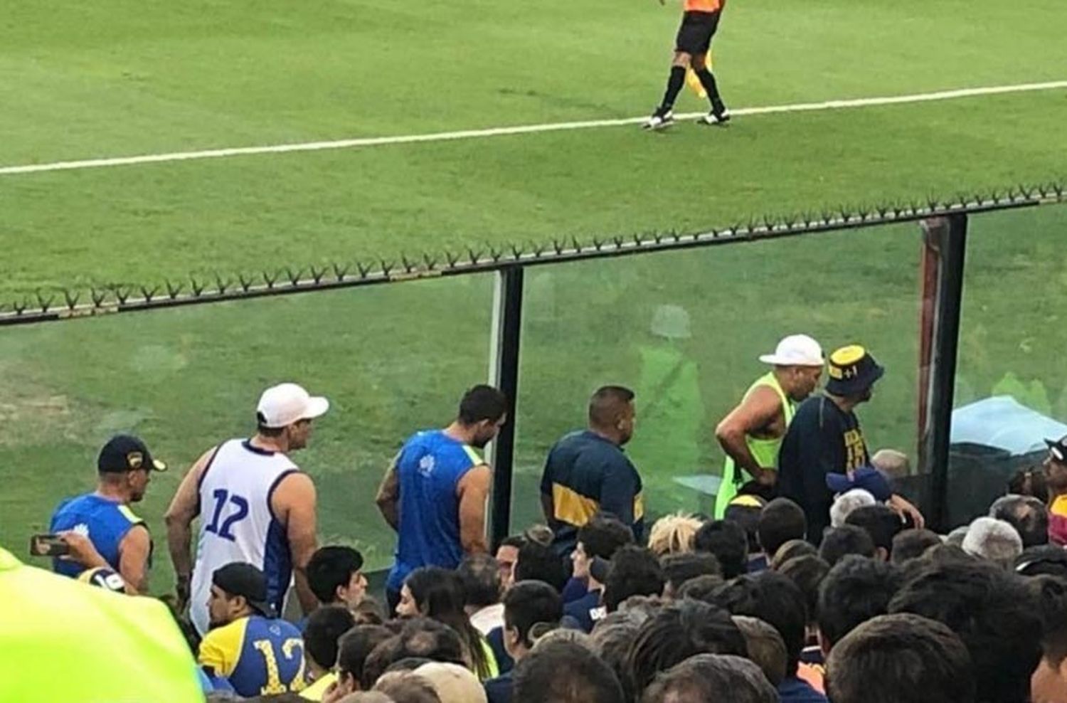 Plateístas de Boca fueron apretados por «La 12»