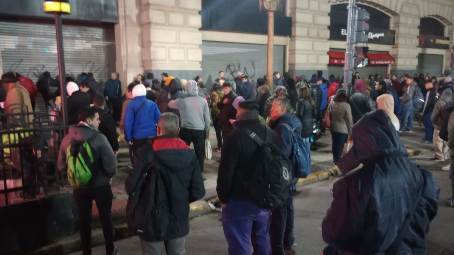 Además del paro de colectivos, no hay servicio del Tren Sarmiento por una protesta sorpresiva de trabajadores