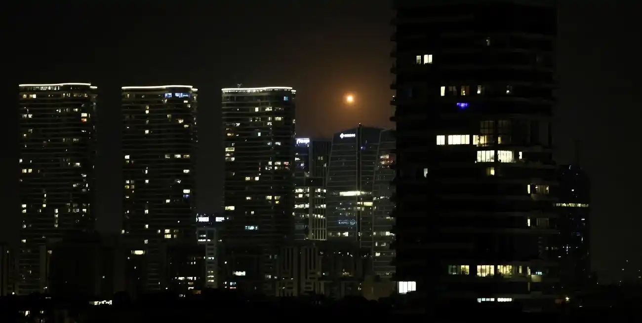 El cielo de Tel Aviv, Israel, en la madrugada de este miércoles. Crédito: REUTERS/Tyrone Siu