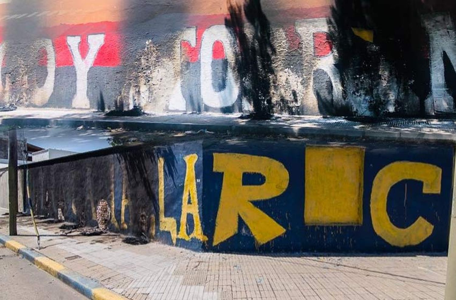 Sigue la guerra de pintadas en las calles: quemaron muros de Newell’s y Central
