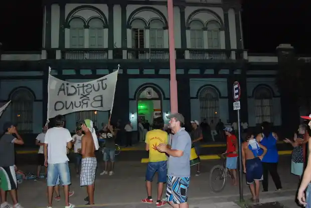 Familiares y amigos del joven muerto en Navidad reclamaron ante la Policía
