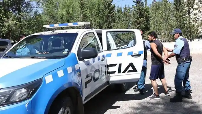 Dos jóvenes decapitaron  a su padre y se tomaron selfies con el cadáver