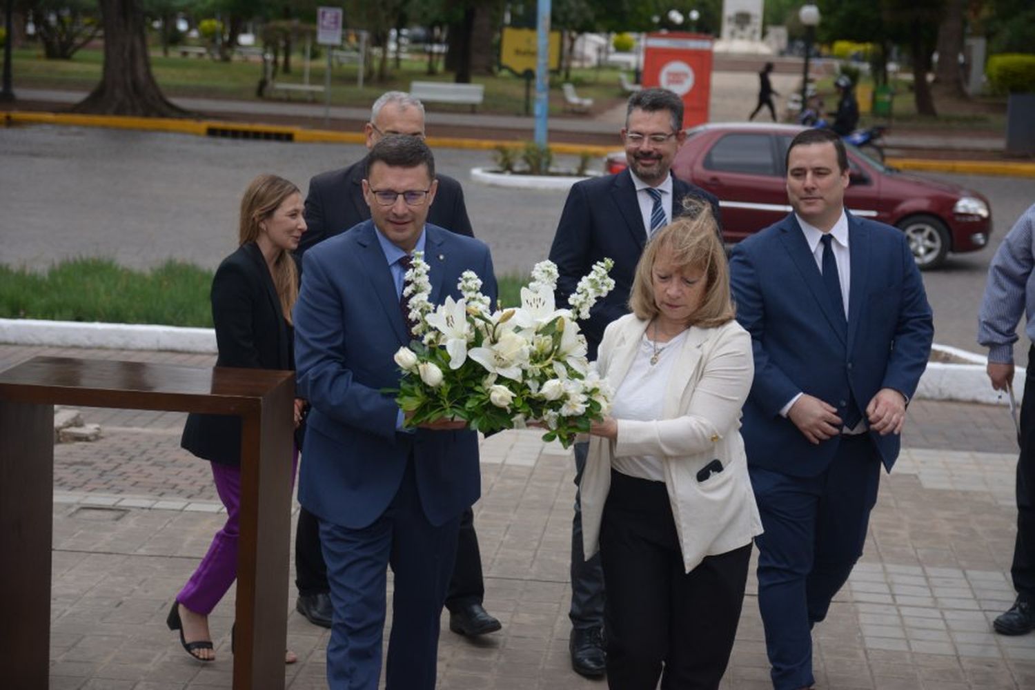 El presidente del Concejo Municipal Lisandro Mársico coloca ofrenda floral junto a Becchio, Ivan Viotti, Bottero, Chivalero y el Senador Calvo