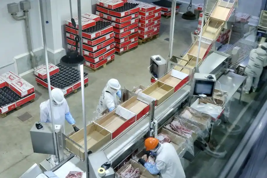 Perotti visitó la planta frigorífica de la empresa Tomasello en Ricardone