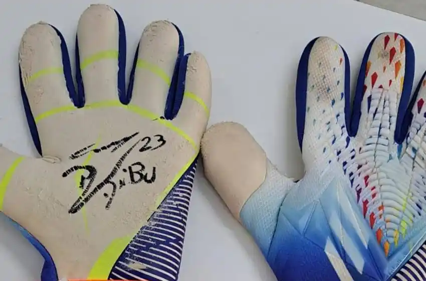 La curiosa historia de un santafesino que se puso los guantes del Dibu Martínez que usó en la final ante Francia