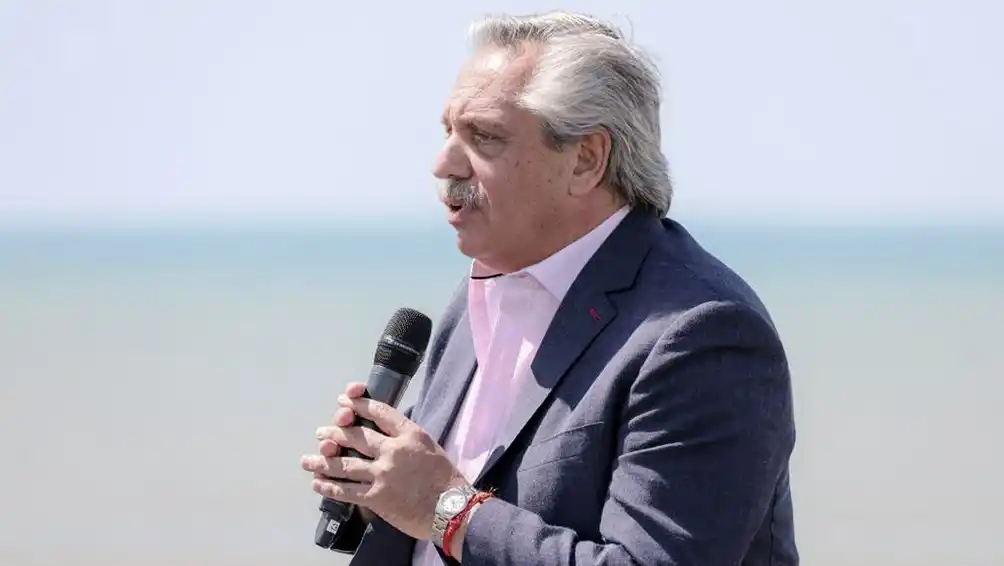 Alberto: "no hay que jugar con fuego porque el virus sigue circulando"