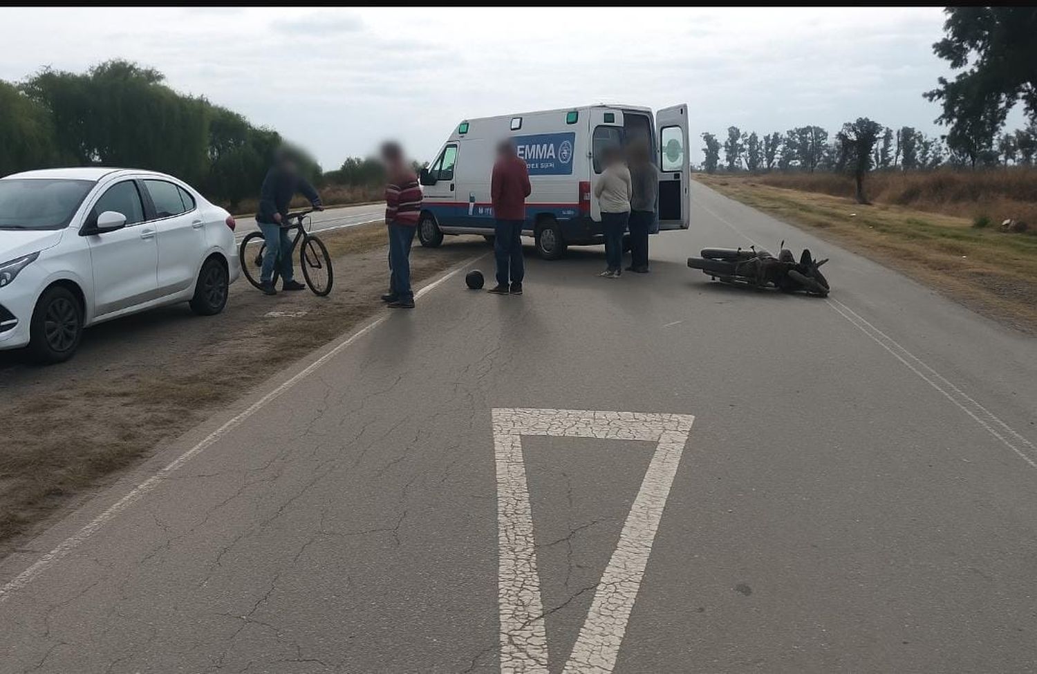 Un servicio de emergencias traslado a las jóvenes de la moto al hospital local.