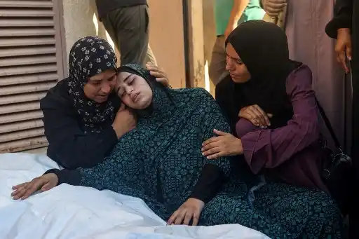 ISRAEL NO DA TREGUA: al menos 90 muertos por ataque a una escuela en Gaza