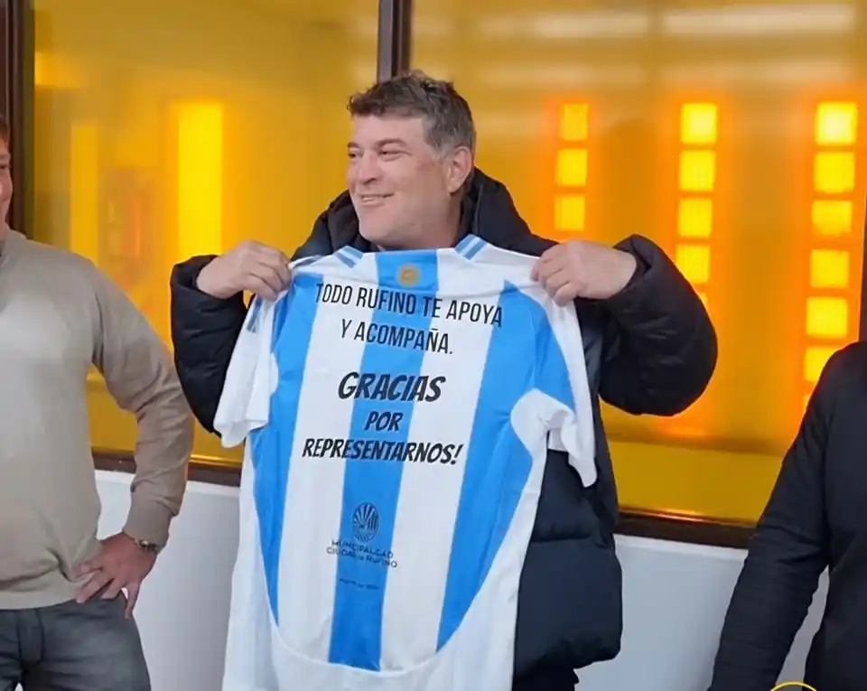El papá de Luciano recibiendo el reconocimiento y algunos regalos.