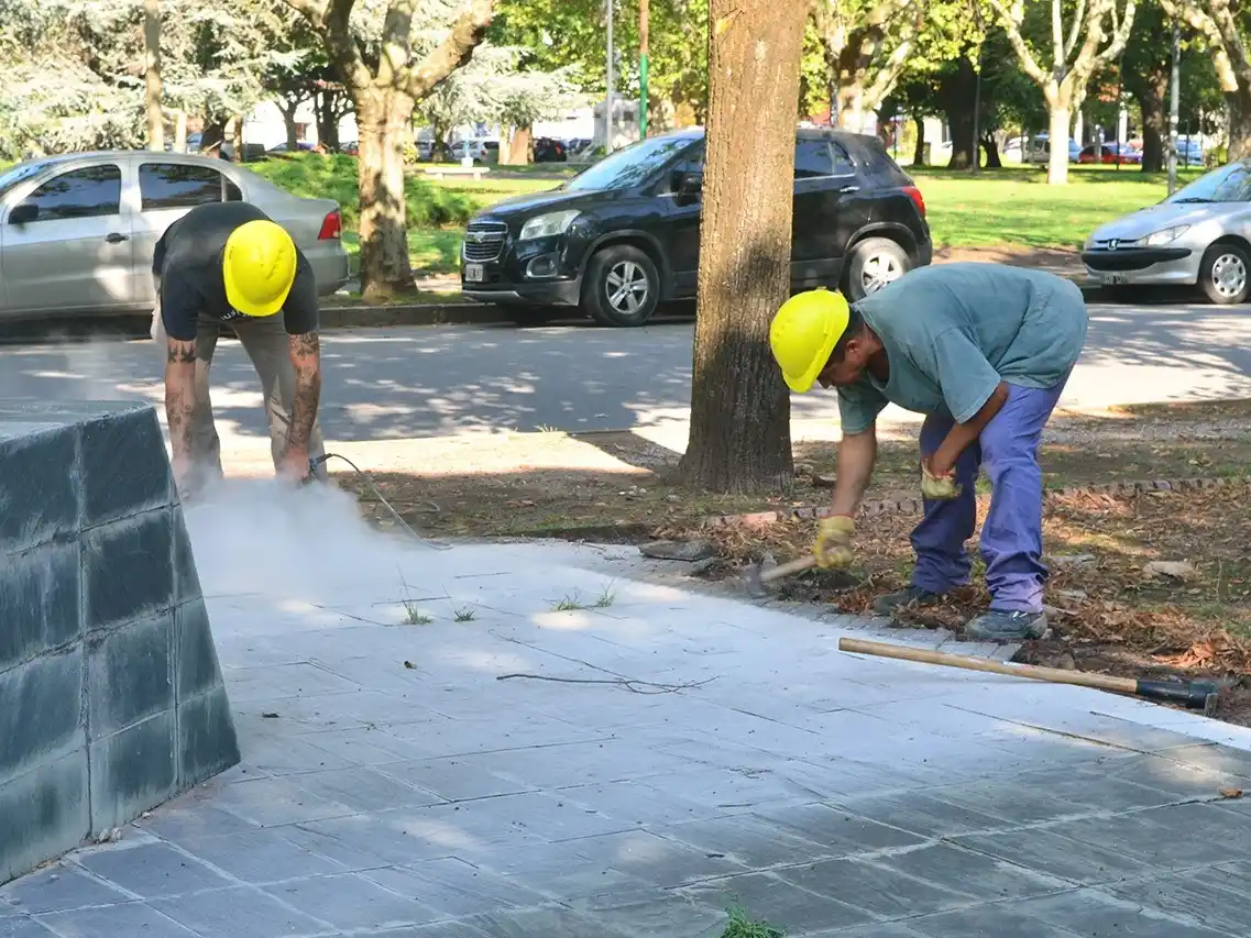 Se realiza la puesta en valor del Bulevar Malvinas en la Plaza central