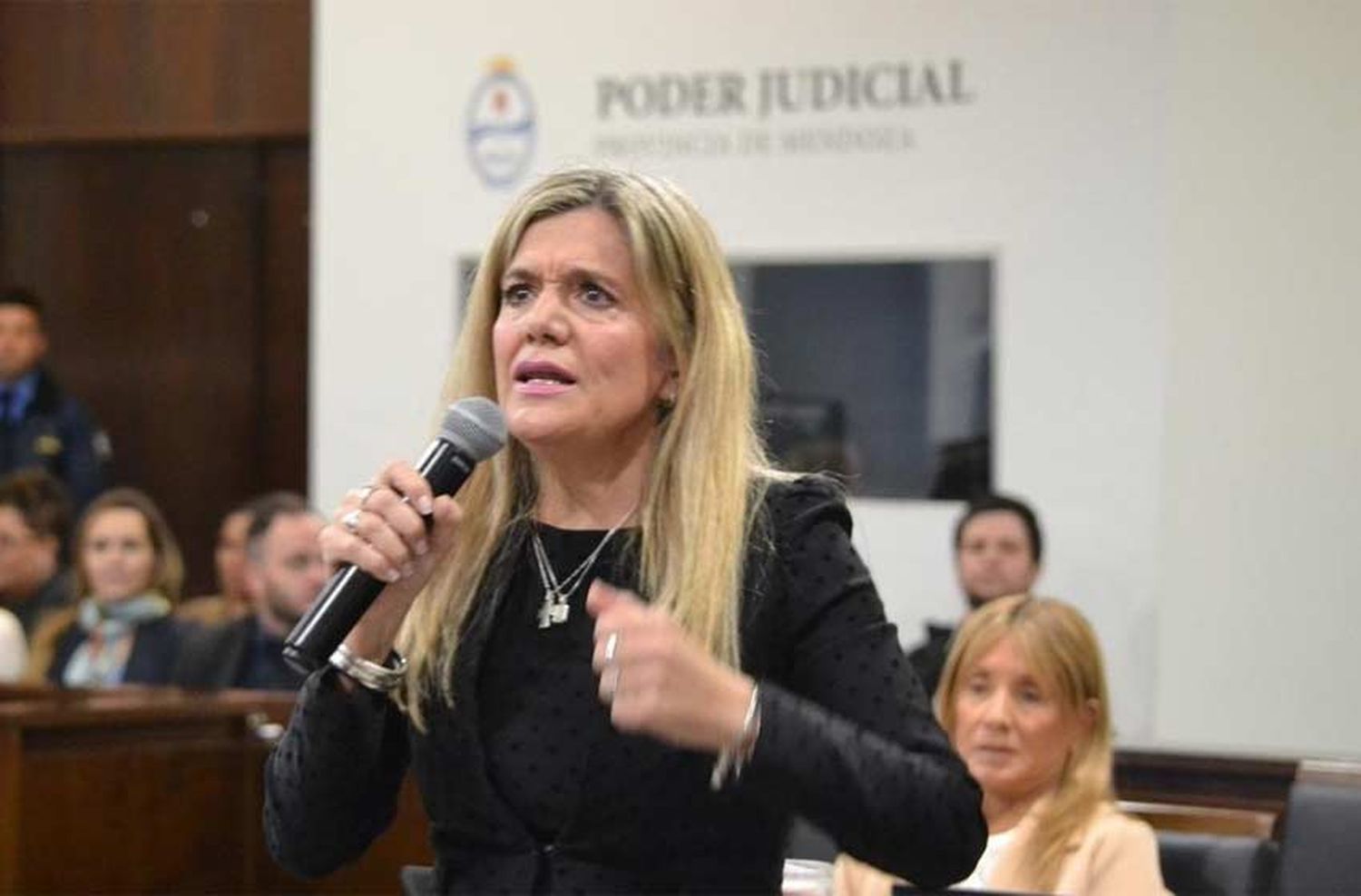 Un preso intentó apuñalar a una fiscal en pleno juicio