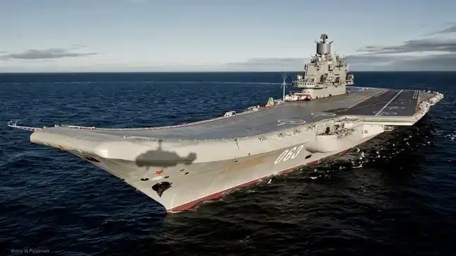 Rusia reduce su presencia militar con la retirada del portaaviones