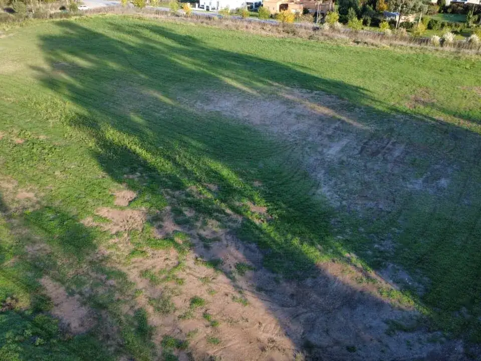Las dos canchas estarán ubicadas detrás del gimnasio del campus.