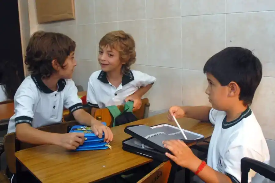 Vouchers para la clase media: el plan de asistencia de Milei