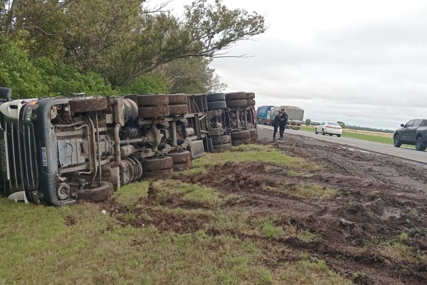 Un camión volcó sobre Ruta Nacional 34 en jurisdicción Ataliva