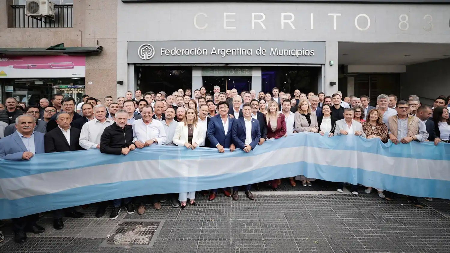 El gobernador bonaerense acompañó a jefes comunales que reclamaron fondos a Nación.