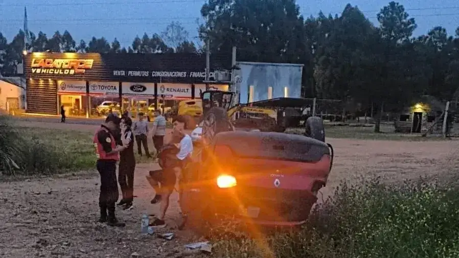 Un auto despistó y volcó en la ruta 14 y tres personas tuvieron que ser asistidas