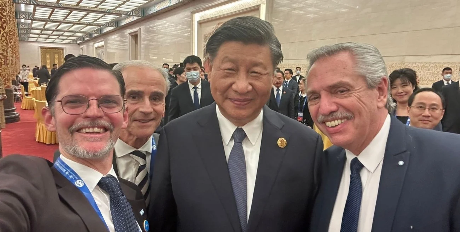 El embajador argentina en China, Sabino Vaca Narvaja, tomando una selfie junto a los mandatarios Xi Jinping y Alberto Fernández.