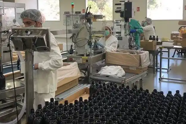 La empresa de Shakira dejó de producir perfumes para hacer alcohol en gel