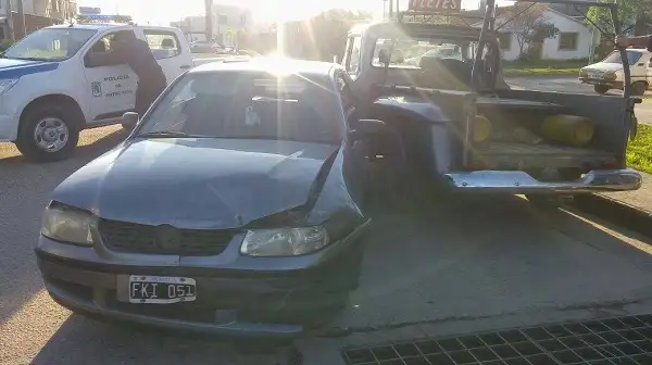 Sin licencia y sin seguro, causó un triple choque
