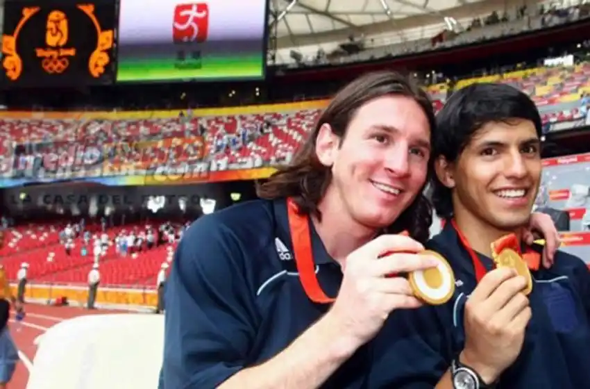 Kun Agüero defendió a Messi en un stream: «Jugó re bien Leo»