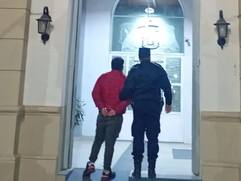 Detienen a un hombre acusado de violencia de género durante un allanamiento en el Barrio Curita Gaucho