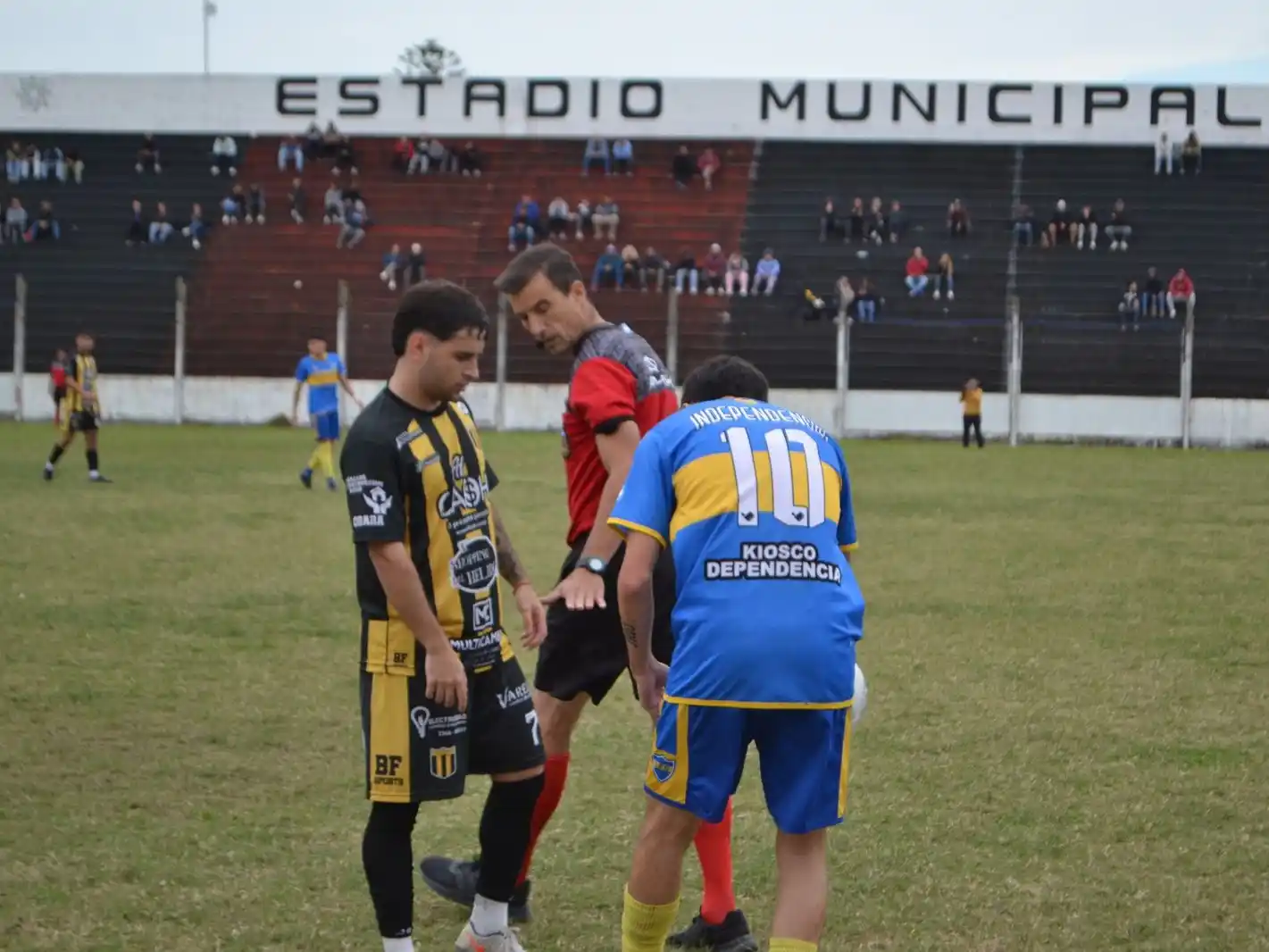 Por las condiciones de la cancha, suspendieron la vuelta de las semifinales entre Independencia y Florencio Varela de Chivilcoy.
