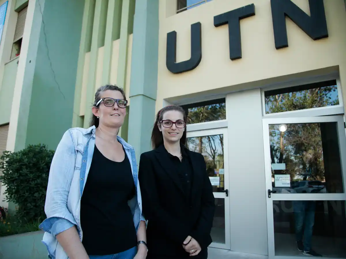 Ana Paula y Nora, las dos únicas mujeres ingenieras electrónicas egresadas en 30 años 